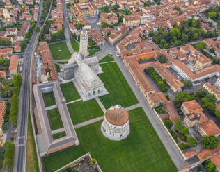 Luftaufnahme des schiefen Turms von Pisa bei Sonnenaufgang in Italien. - AAEF09605