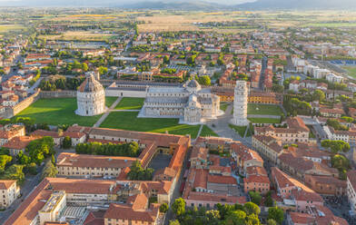 Luftaufnahme des schiefen Turms von Pisa bei Sonnenaufgang in Italien. - AAEF09608