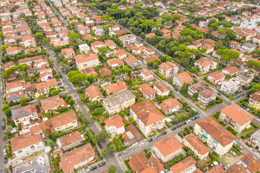 Luftaufnahme einer dichten Stadt in der Nähe von Viareggio, Italien. - AAEF09616