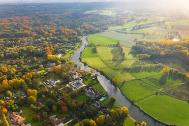 Luftaufnahme von Häusern mit Blick auf landwirtschaftliche Flächen im Herbst, in Belgien. - AAEF09621