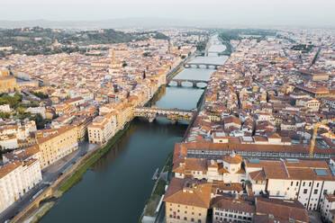 Luftaufnahme der Ponte Vecchio und des Flusses Arno bei Sonnenaufgang, Florenz, Italien. - AAEF09624