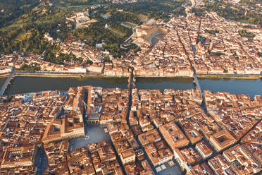 Luftaufnahme der Ponte Vecchio und des Flusses Arno bei Sonnenaufgang, Florenz, Italien. - AAEF09626