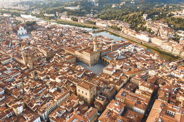 Luftaufnahme der orangefarbenen Dächer und der Piazza della Signoria in Florenz, Italien. - AAEF09627