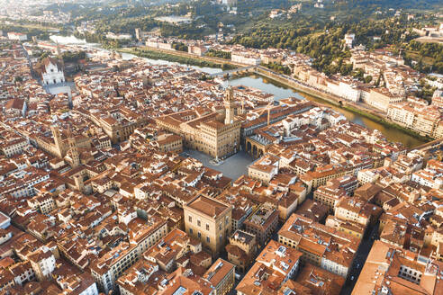 Luftaufnahme der orangefarbenen Dächer und der Piazza della Signoria in Florenz, Italien. - AAEF09627