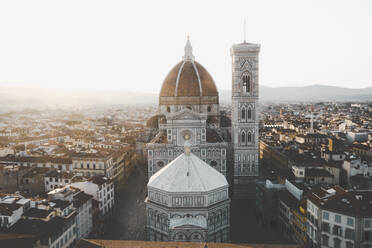 Luftaufnahme der Kathedrale Santa Maria del Fiore bei Sonnenaufgang, Florenz, Italien. - AAEF09631