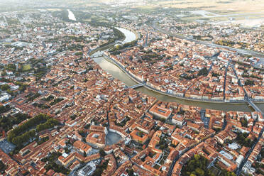 Luftaufnahme der Skyline von Pisa mit roten Dächern und dem Fluss Arno, Pisa, Italien. - AAEF09632