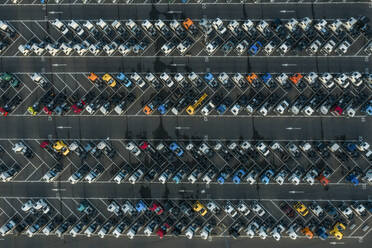 Luftaufnahme von eng geparkten Fahrzeugen in einer Produktionsstätte, Gent, Belgien. - AAEF09634
