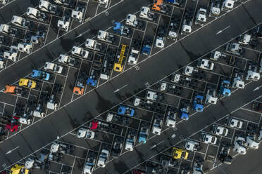 Luftaufnahme von eng geparkten Fahrzeugen in einer Produktionsstätte, Gent, Belgien. - AAEF09636