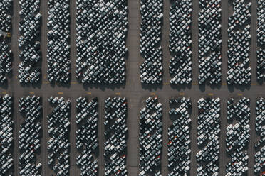 Luftaufnahme von eng geparkten Fahrzeugen in einer Produktionsstätte, Brügge, Belgien. - AAEF09646