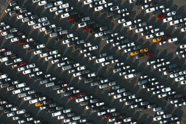 Luftaufnahme von eng geparkten Fahrzeugen in einer Produktionsstätte, Brügge, Belgien. - AAEF09647