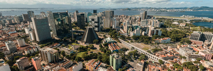 Aerial Panoramablick auf Lapa Aquädukt und Corporate Office-Gebäude im zentralen Geschäftsviertel der Innenstadt von Rio de Janeiro, Brasilien - AAEF09664