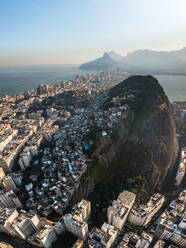 Luftaufnahme von Cantagalo Hill und Pav√£o Favela, Berge in der Ferne, Rio De Janeiro, Brasilien - AAEF09667