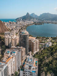 Luftaufnahme von Wohngebäuden in Copacabana, Ipanema und Lagoa, Berge in der Ferne, Rio De Janeiro, Brasilien - AAEF09668
