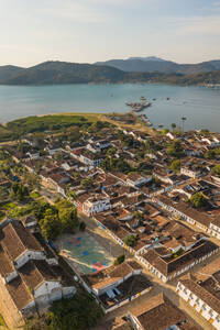 Luftaufnahme der bunten traditionellen Straßen im historischen Stadtzentrum von Paraty, Inseln in der Ferne, Rio De Janeiro, Brasilien - AAEF09674