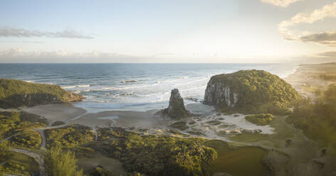 Panoramablick auf den Küstenstrand und die Felsformationen am Meer zur goldenen Stunde in Torres, Rio Grande Do Sul, Brasilien. - AAEF09680