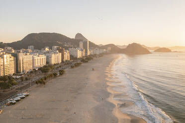 Luftaufnahme von Copacabana Beachfront und Sugarloaf Mountain bei Sonnenaufgang in Rio De Janeiro, Brasilien. - AAEF09687