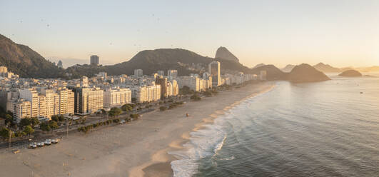 Panoramablick auf die Copacabana Beachfront und den Zuckerhut bei Sonnenaufgang in Rio De Janeiro, Brasilien. - AAEF09688