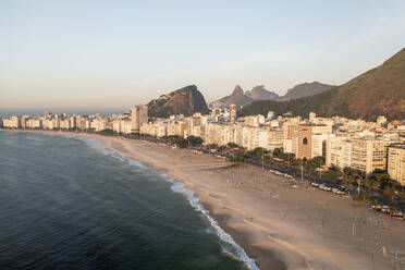 Luftaufnahme der Copacabana Beachfront bei Sonnenaufgang, Rio De Janeiro Brasilien. - AAEF09689