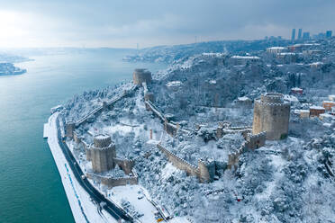 Aerial view of Rumeli Hisarƒ± Castle and the Bosphorus on a snowy day, ƒ∞stanbul. - AAEF09700
