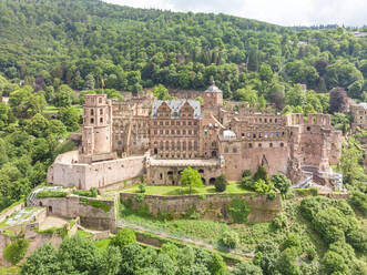 Luftaufnahme des Heidelberger Schlosses, einer Burgruine aus dem 16. Jahrhundert auf einer Anhöhe, Heidelberg, Baden-W√ºrttemberg, Deutschland. - AAEF09705