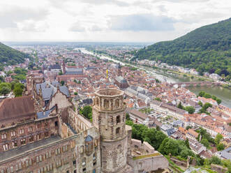 Luftaufnahme des Heidelberger Schlosses mit Stadtzentrum im Hintergrund, Heidelberg, Baden-W√ºrttemberg, Deutschland. - AAEF09706