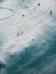Luftaufnahme einer schneebedeckten Skipiste, Piani di Bobbio, Barzio, Lombardei, Italien. - AAEF09709