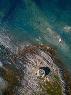 Luftaufnahme der Insel Isola della Pelosa und ihrer historischen Bastion, die eine Möwenkolonie beherbergt, Stintino, Sardinien, Italien. - AAEF09712