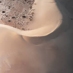 Luftaufnahme einer Wüstendüne mit einigen verstreuten Büschen in der Morgendämmerung bei Corralejo, Fuerteventura, Spanien. - AAEF09724