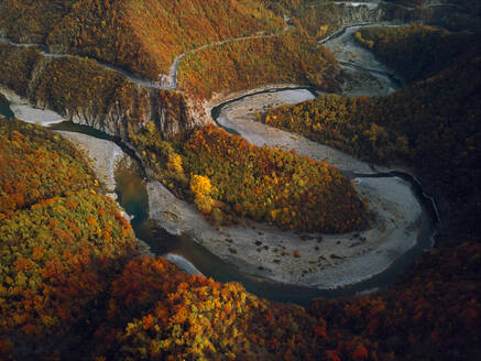 Luftaufnahme der Trebbia-Schlucht im Herbst und buntes Laub auf den Hügeln bei Brugnello, Emilia-Romagna, Italien. - AAEF09730