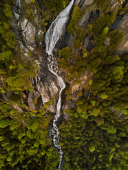 Luftaufnahme eines steilen, majestätischen Wasserfalls im Val di Mello in der Lombardei, Italien. - AAEF09735