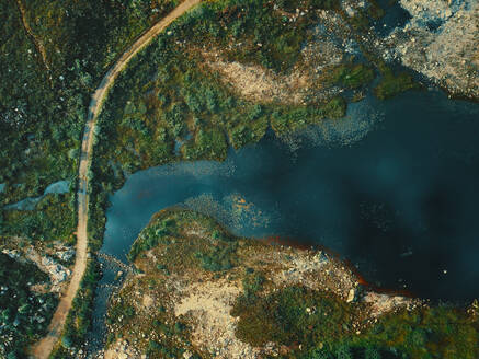 Luftaufnahme eines Teils des Wasserreservoirs Loch Cluanie in der Nähe von Inverness, Highlands, Schottland. - AAEF09747