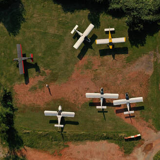 Luftaufnahme einer Reihe von Ultraleichtflugzeugen, die auf einem privaten Flugplatz in Senago, Lombardei, Italien, abgestellt sind. - AAEF09757