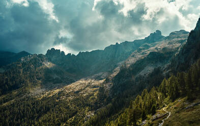 Luftaufnahme der atemberaubenden Bergkette mit Blick auf das Gerola-Tal im Gegenlicht bei Gerola Alta, Lombardei, Italien. - AAEF09758