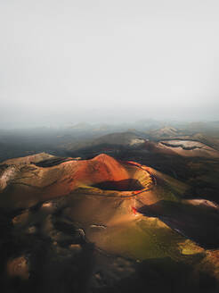 Luftaufnahme der Caldera del Corazoncillo, Blick auf den Naturpark Los Volcanes im Timanfaya-Nationalpark auf der Insel Lanzarote, Kanarische Inseln, Spanien. - AAEF09766