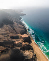 Luftaufnahme einer wilden Küstenlinie mit Klippen und Stränden am Atlantik bei Cofete, Fuerteventura, Kanarische Inseln, Spanien. - AAEF09799