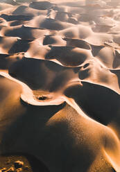 Luftaufnahme von Wüstensanddünen in der Nähe von Maspalomas, Las Palmas auf den Kanarischen Inseln, Spanien. - AAEF09806