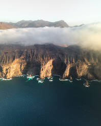 Luftaufnahme von schönen Klippen entlang einer wilden Küste bei Mirador Del Balcon auf Gran Canaria, Kanarische Inseln, Spanien. - AAEF09813