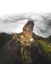 Luftaufnahme des Roque Nublo, einer markanten vulkanischen Felsformation in Las Palmas, Kanarische Inseln, Spanien. - AAEF09834