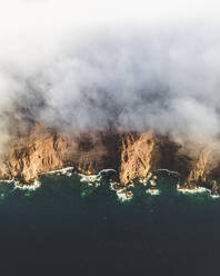 Luftaufnahme einer wilden Küstenlinie mit Klippen an einem bewölkten Tag entlang der Küste mit Blick auf den Ozean auf den Kanarischen Inseln, Spanien. - AAEF09837