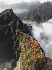 Luftaufnahme eines Geländeweges, der dem Bergkamm in der Nähe von Curral das Freiras, Insel Madeira, Portugal, folgt. - AAEF09842