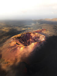 Luftaufnahme der Caldera del Corazoncillo, eines Vulkankraters in Yaiza, Kanarische Inseln, Spanien. - AAEF09844