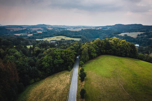 Luftaufnahme einer Straße durch den Wald im Nationalpark S√§chsische Schweiz, Deutschland. - AAEF09865