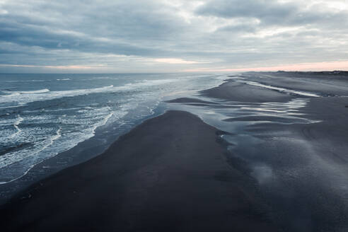 Luftaufnahme eines weitläufigen Strandes auf der Insel Terschelling, Friesland, Niederlande. - AAEF09875