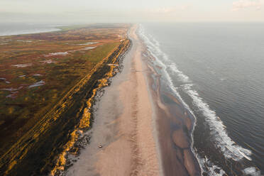Luftaufnahme des Strandes auf der Insel Terschelling, Friesland, Niederlande. - AAEF09878