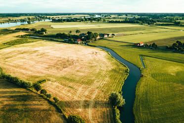 Luftaufnahme von idyllischem Ackerland in IJsselstein, Utrecht, Niederlande. - AAEF09910