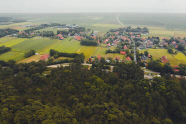 Luftaufnahme eines Dorfes in der Nähe des Waldes auf der Insel Terschelling, Friesland, Niederlande. - AAEF09912