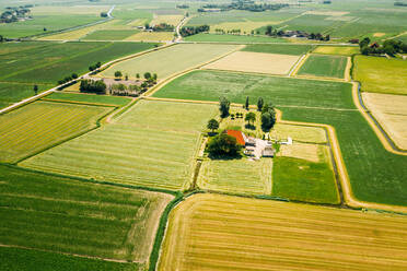 Luftaufnahme von Ackerland mit Bauernhäusern in Friesland, Niederlande. - AAEF09918