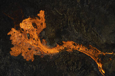 Luftaufnahme von Lava, die den Bergrücken hinunterfließt, Blick auf einen Lavastrom, der aus den Kratern in Grindav√≠k, Südliche Halbinsel, Island, fließt. - AAEF09936