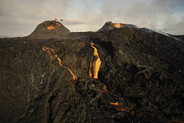 Luftaufnahme von trockenem Magma entlang des Bergkamms mit einigen rauchenden Kratern in Grindav√≠k, Südliche Halbinsel, Island. - AAEF09938