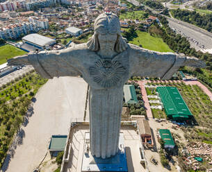 Luftaufnahme der Christkönigsstatue (Cristo Rei) von oben, Blick auf den Garten, der die touristische Stätte auf einem Hügel umgibt, Almada, Portugal. - AAEF09953